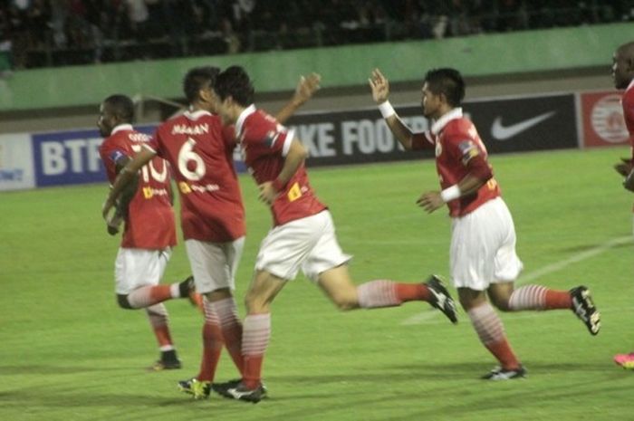 Striker Persija Jakarta, Bambang Pamungkas (kedua dari kanan), merayakan gol ke gawang Barito Putera dalam lanjutan Kejuaraan Sepak Bola Torabika (TSC) 2016 di Stadion Manahan, Solo, pada Minggu (9/10/2016).