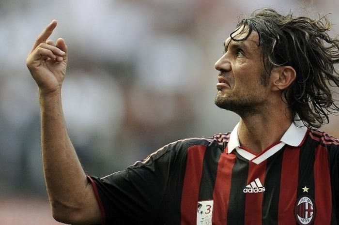    Paolo Maldini menjalani partai AC Milan kontra AS Roma pada lanjutan Serie A di San Siro, 24 Mei 2009.   