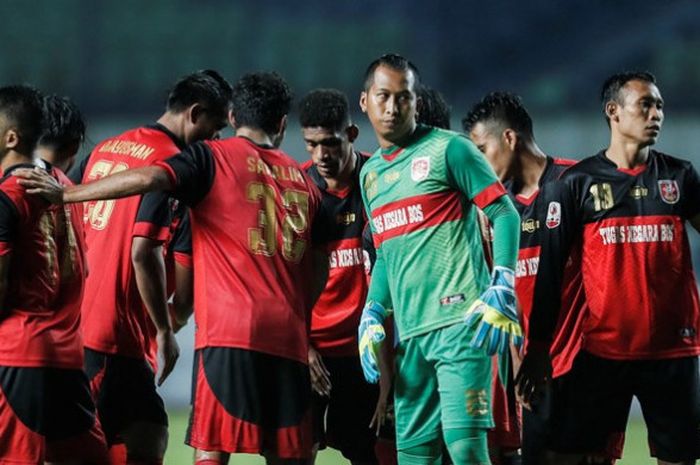 Para pemain PS Mojokerto Putra sebelum memulai laga selepas jeda kontra PSPS Pekanbaru pada laga perdana Grup Y 8 Besar Liga 2 musim 2017 di Stadion Gelora Bandung Lautan Api (GBLA), Rabu (15/11/2017).