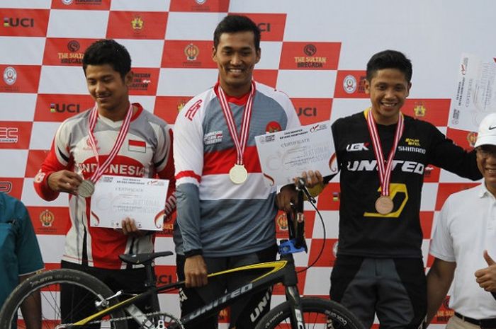 Pebalap sepeda BMX Indonesia, I Gusti Bagus Saputra (tengah), tampil sebagai juara nasional  Men Elite Kejuaraan Nasional (Kejurnas) Balap Sepeda BMX di Sleman, Yogyakarta, Minggu (8/7/2018).