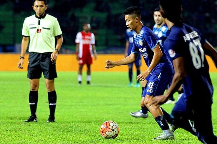 Penyerang Arema Cronus, Dendi Santoso (41), beraksi menggiring bola dalam laga lanjutan Torabika Soccer Championship melawan PSM Makassar di Stadion Gajayana, Kota Malang pada Jumat malam (14/10/2016),