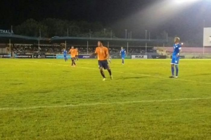 Suasana laga Persiraja kontra PSCS (kaus biru) pada laga lanjutan Grup A babak 16 besar ISC B di Stadion Dimurthala, Banda Aceh,  Jumat (28/10/2016) malam.