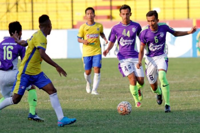 Pemain Satria Adikarta, Muh Rudy (kanan) menguasai bola saat timnya bersua Gama FC pada final Liga 3 zona DI Yogyakarta musim 2017 di Stadion Sultan Agung, Bantul, Sabtu (2/9/2017). 