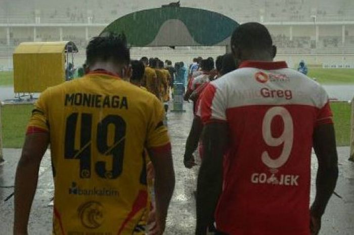 Pemain Madura United dan Mitra Kukar memasuki lapangan jelang kick off dimulai.