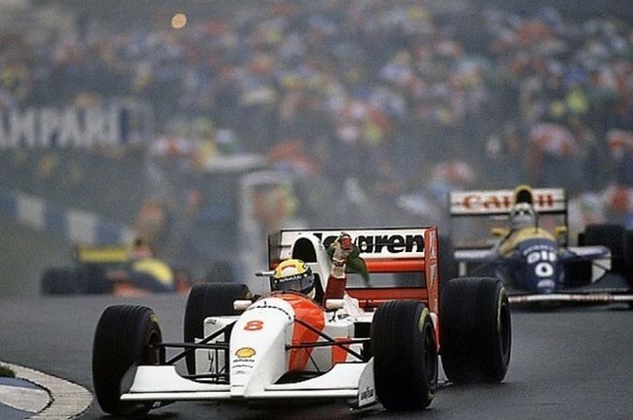 Pebalap Formula 1 (F1) asal Brasil yang membela tim McLaren, Ayrton Senna, bereaksi setelah memastikan diri memenangi GP Eropa 1993.