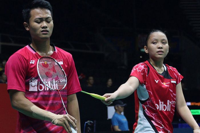 Pasangan ganda campuran Akbar Bintang Cahyono/Winny Oktavina Kandow saat menjalani pertandingan semifinal Singapore Open 2018 di Singapore Indoor Stadium, Sabtu (21/7/2018).