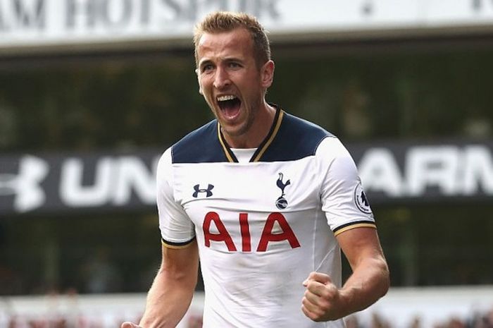 Penyerang Tottenham Hotspur, Harry Kane, merayakan gol yang dia cetak ke gawang Sunderland dalam pertandingan Premier League di White Hart Lane, London, Inggris, 18 September 2016.