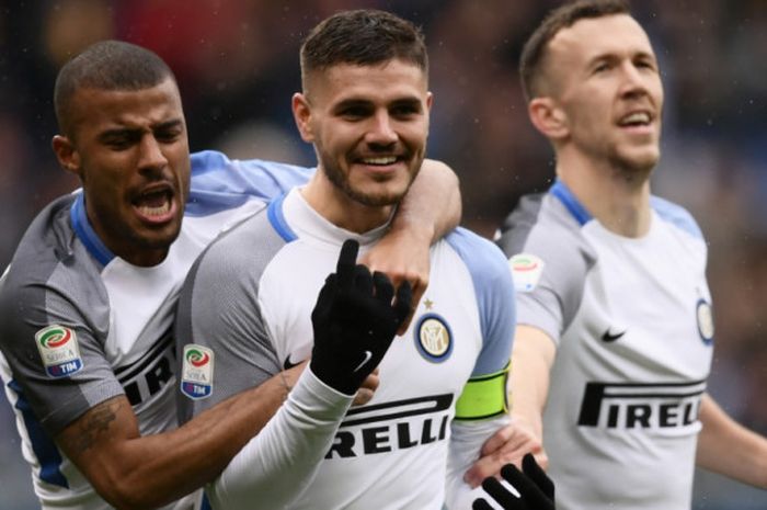   Mauro Icardi (tengah) merayakan golnya untuk Inter Milan ke gawang Sampdoria dalam parta Liga Italia di Stadion Luigi Ferraris, Genoa, 18 Maret 2018.   