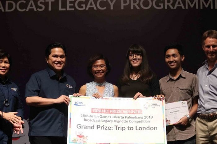 Ketua Umum Inasgoc Erick Thohir (kedua dari kanan) berpose dengan juri dan pemenang pada kompetisi Vignette film pendek yang diselenggarakan Departemen Broadcast Inasgoc di JCC, Senayan, Jakarta, Sabtu 912/5/2018).