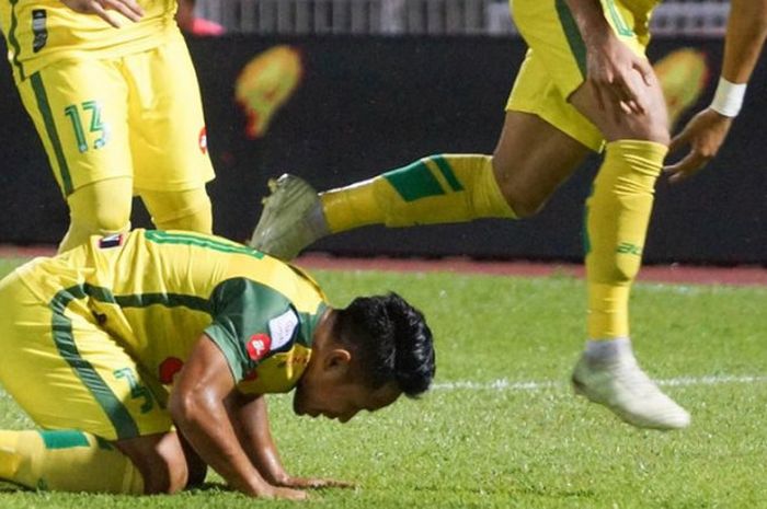  Selebrasi sujud syukur Andik Vermansah seusai mencetak gol untuk Kedah FA ke gawang Kuala Lumpur FA pada pekan ke-16 Liga Super Malaysia 2018 di Stadion Darul Aman, Alor Setar, 20 Juni 2018.  