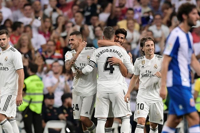 Penyerang Real Madrid, Marco Asensio, merayakan golnya dengan memeluk Sergio Ramos dalam laga Liga Spanyol kontra Espanyol di Stadion Santiago Bernabeu, Madrid, Spanyol pada 22 September 2018.