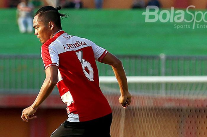 Aksi bek kanan Madura United, Andik Rendika Rama, saat tampil melawan Selangor FA dalam laga uji coba di Stadion Ratu Pamelinggan Pamekasan, Jawa Timur, Selasa (04/09/2018) sore.