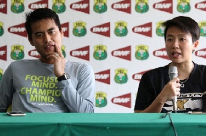 Pemain ganda campuran Indonesia, Liliyana Natsir (kanan) dan Tontowi Ahmad saat memberikan keterangan jelang All England di pelatnas bulu tangkis, Cipayung, Jakarta, Rabu (2/3/2016).