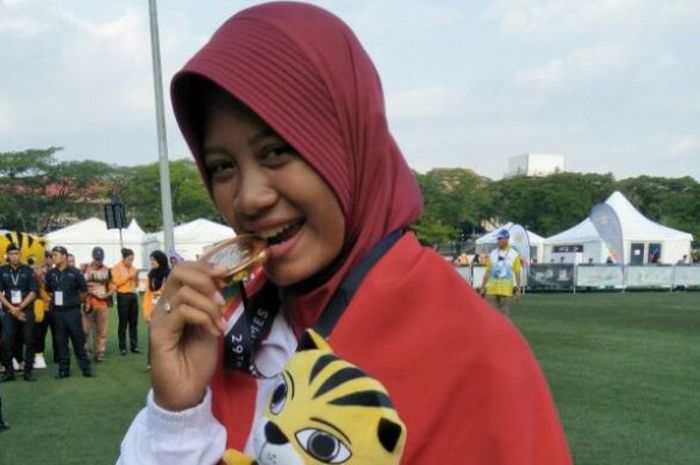 Pemanah putri Indonesia, Diananda Choirunisa, berpose dengan medali emas yang diraihnya pada SEA Games Kuala Lumpur 2017. Diananda mendapat emas dari nomor recurve perorangan putri, Minggu (20/8/2017).