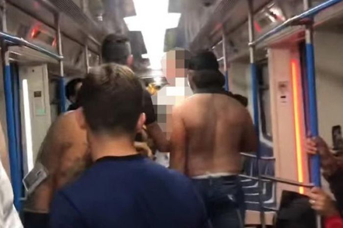 Fan Kolombia baku pukul dengan penggemar Inggris, di dalam kereta metro, Moskow, Rusia, Kamis (5/7/2018)