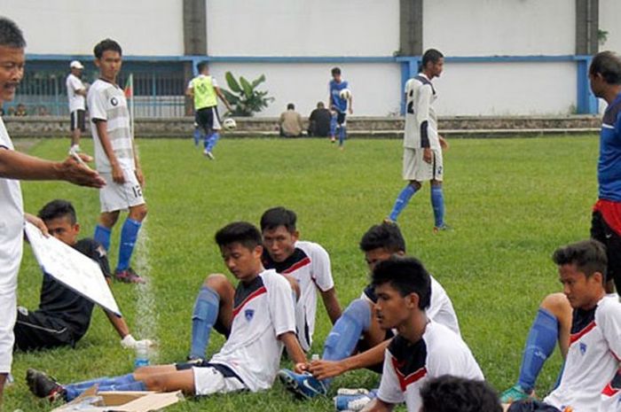 Pelatih Roni Remon (kiri) saat masih menangani PBR U-21 tengah memberi arahan kepada pemainnya.