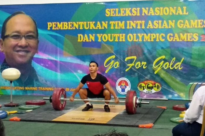 Lifter Indonesia, Eko Yuli Irawan, mencoba mengangkat beban pada seleksi nasional untuk tim inti angkat besi pada Asian Games 2018, di Markas Komando Pasukan Marinir, Jakarta Pusat, Kamis (28/6/2018) siang.