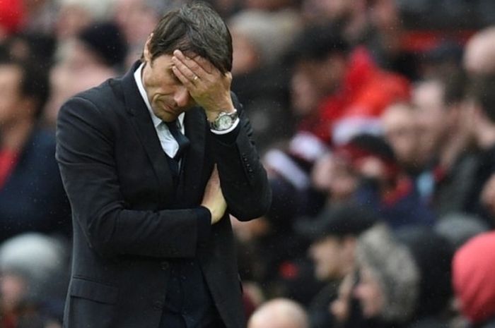 Reaksi kekecewaan pelatih Chelsea, Antonio Conte, dalam laga Premier League di kandang Manchester United, Stadion Old Trafford, 16 April 2017.