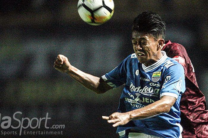 Pemain sayap Persib Bandung, Febri Hariyadi, berebut bola dengan salah seorang pemain PSM Makassar pada pekan kesepuluh Liga 1 2018 di Stadion GBLA, Bandung, Rabu(23/05/18).