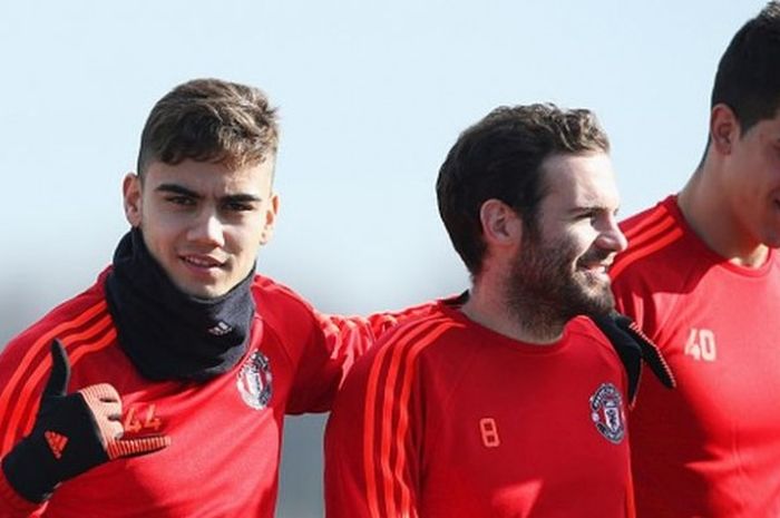 Pemain Manchester United, Andreas Pereira, Juan Mata, dan Joel Castro Pereira menjalani sesi latihan menjelang laga leg kedua babak 32 besar Liga Europa kontra FC Midtjylland di the Aon Training Complex, Manchester, Inggris, 24 Februari 2016.