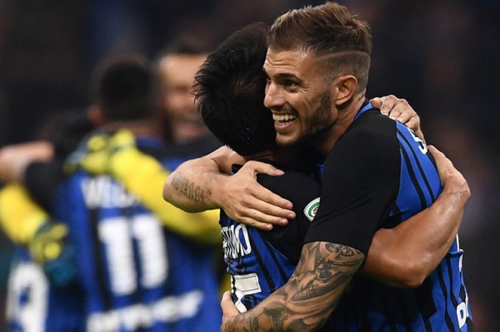 Bek sayap kiri Inter Milan, Davide Santon (kanan), berpelukan dengan rekannya, Yuto Nagatomo, saat merayakan kemenangan timnya atas AC Milan dalam laga Liga Italia 2017-2018 di Stadion Gouseppe Meazza, Milan, Italia, pada 15 Oktober 2017.