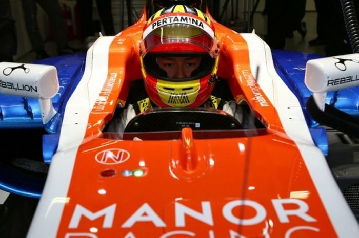 Pebalap Manor Racing asal Indonesia, Rio Haryanto, bersiap di mobilnya pada sesi kualifikasi GP China di Sirkuit Internasional Shanghai, Sabtu (16/4/2016).