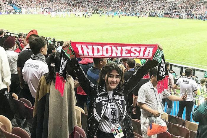 Via Vallen mengibarkan slayer bertuliskan Indonesia saat menyaksikan laga semifinal Piala Dunia 2018 antara Inggris vs Kroasia di Luzhniki Stadium, Kamis (12/7/2018)