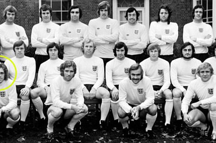 Mike Pejic (dilingkari) saat memperkuat Timnas Inggris pada Piala Dunia 1974.