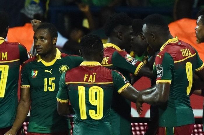 Para pemain Kamerun merayakan gol ke gawang Ghana dalam laga semifinal Piala Afrika di Stade de Franceville, Kamis (2/2/2017).