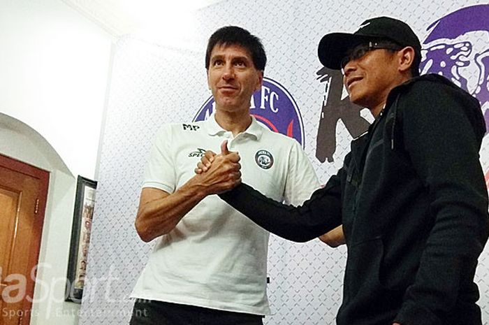 Joko Susilo (kanan) berjabat tangan dengan Milan Petrovic (kiri) setelah resmi melepaskan jabatan sebagai pelatih kepala dalam sesi konferensi pers di kantor Arema FC, Malang, pada (14/5/2018).
