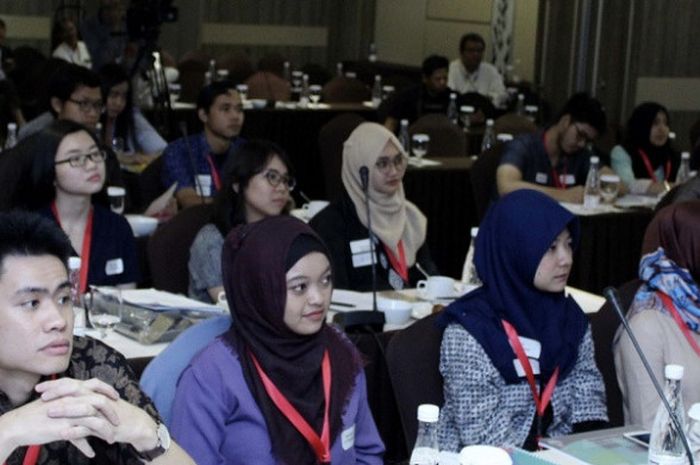 Relawan Asian Games bidang relasi internasional menyimak penjelasan Inasgoc di Hotel Grandhika, Jakarta, Sabtu (9/12/2017).