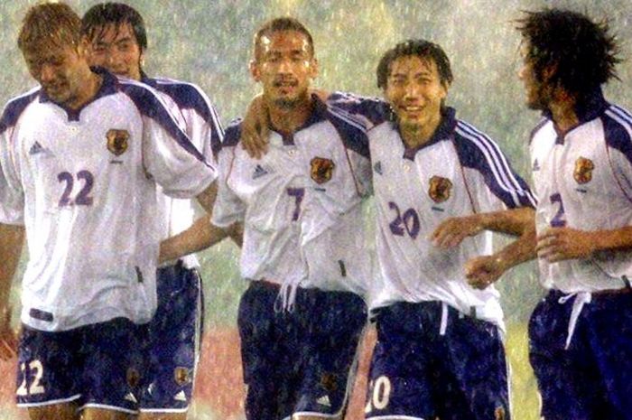 Selebrasi Hidetoshi Nakata bersama rekan setim usai mencetak gol dalam pertandingan semifinal Piala Konfederasi antara Jepang versus Australia, 7 Juni 2001.
