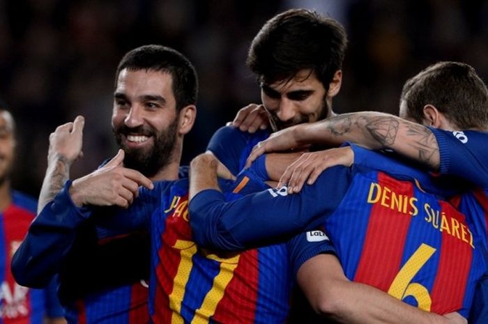 Para pemain FC Barcelona merayakan gol yang dicetak oleh Paco Alcacer (nomor punggung 17) dalam laga leg kedua babak 32 besar Copa del Rey kontra Hercules di Stadion Camp Nou, Barcelona, Spanyol, 21 Desember 2016.