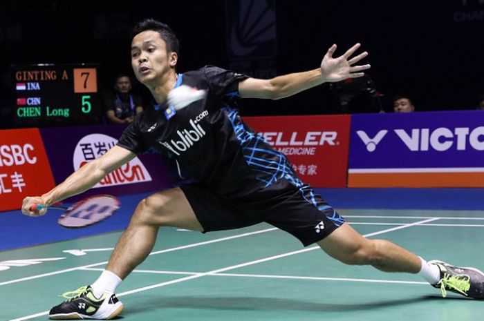 Pebulu tangkis tunggal putra Indonesia, Anthony Sinisuka Ginting, mengembalikan kok ke arah Chen Long (China) pada babak perempat final China Open 2018 di Olympic Sports Center Xincheng Gymnasium, Jumat (21/9/2018).