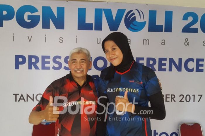 Pelatih tim voli putri Bank Jatim, Mashudi dan penggawa tim voli putri Bank Jatim, Megawati Hangestri usai menjadi kampiun di PGN Livoli 2017.