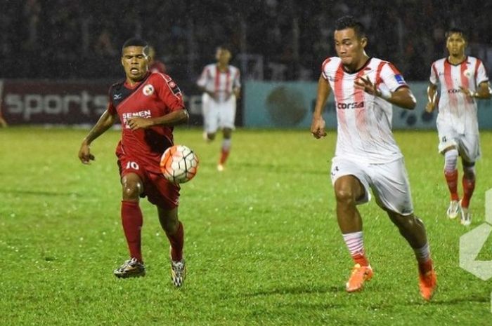 Adu lari penyerang Semen Padang, Vendry Mofu (kiri) dengan bek Persija, Gunawan Dwi Cahyo di Stadion Agus Salim, 3 September 2016. 