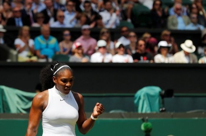 Petenis Amerika Serikat, Serena Williams, merayakan kemenangan atas petenis Rusia, Elena Vesnina, pada babak semifinal Wimbledon di The All England Lawn Tennis Club, London, Kamis (7/7/2016).