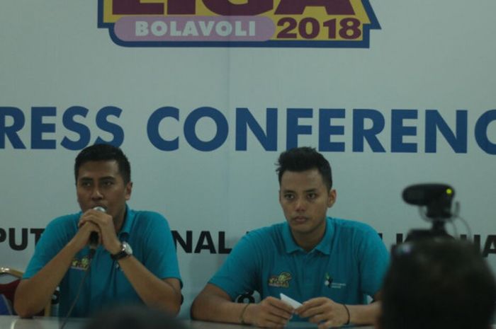 Pelatih Jakarta Pertamina Energi, Andri Widiyatmoko (kiri), dan kapten JPE, Agung Seganti (kanan), saat menghadiri sesi jumpa pers usai laga perdana Final Four Proliga 2018 di Solo, Jumat (6/4/2018).