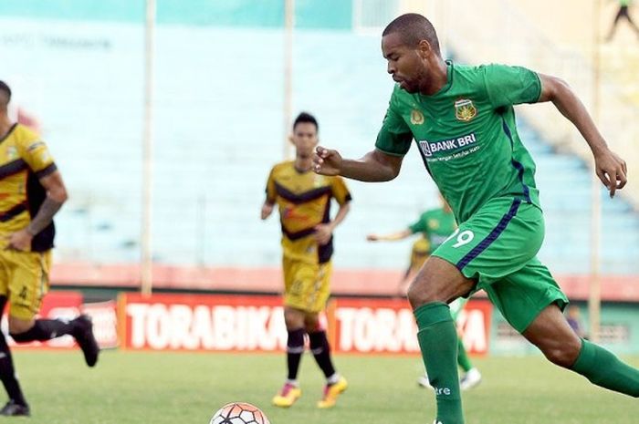 Aksi striker Bhayangkara FC, Thiago Fortuoso, saat tampil melawan Mitra Kukar dalam laga pekan ke-27 Torabika Soccer Championship yang berakhir dengan skor 4-0 di Stadion Gelora Delta Sidoarjo, Jawa Timur (06/11/2016).