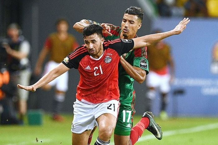 Gelandang Mesir, Mahmoud Hassan (kiri), menghadang laju gelandang Maroko, Nabil Dirar, saat kedua tim bertemu di babak perempat final Piala Afrika 2017 di Port-Gentil, pada 29 Januari 2017.