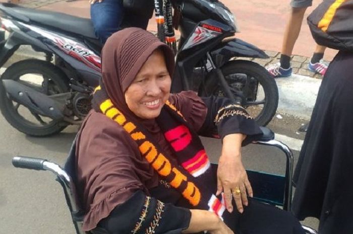 Hj Rahmah, seorang The Jakmania yang ikut dalam pawai juara Persija Jakarta, Minggu (18/2/2018) dari rumahnya di Kampung Bali hingga ke Balai Kota DKI Jakarta