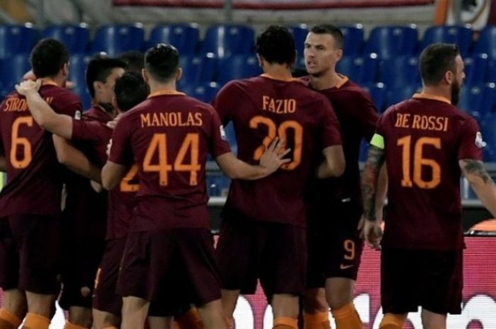  Penyerang AS Roma, Edin Dzeko (dua dari kanan) merayakan gol bersama rekan setim seusai mencetak gol pada pertandingan Serie A melawan Inter Milan di Stadion Olimpico, Minggu (2/10/2016). 