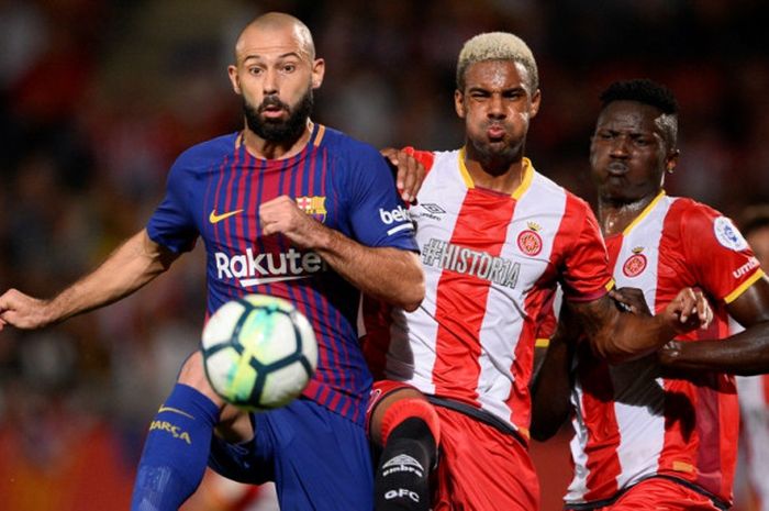 Pemain FC Barcelona, Javier Mascherano (kiri), beraksi dalam laga Liga Spanyol kontra Girona di Stad