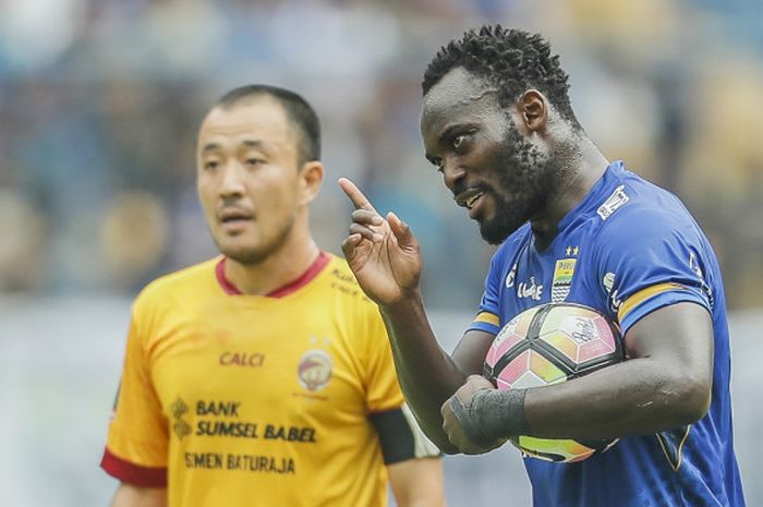 Gelandang Persib Bandung, Michael Essien, saat melawan Sriwijaya FC di Piala Presiden 2018, Selasa (16/1/2018).  