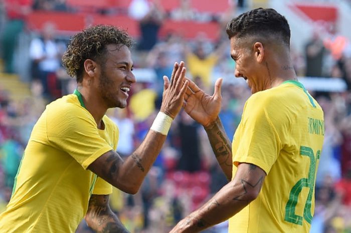 Penyerang Brasil, Roberto Firmino (kanan), merayakan golnya bersama Neymar dalam laga persahabatan kontra Kroasia di Stadion Anfield, Liverpool, Inggris pada 3 Juni 2018.