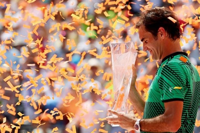 Petenis putra Swiss, Roger Federer, memegang trofi juara yang diraih setelah mengalahkan Rafael Nadal (Spanyol) pada babak final turnamen Miami Terbuka di Crandon Park Tennis Center, Miami, Minggu (2/4/2017). Federer menang 6-3, 6-4.