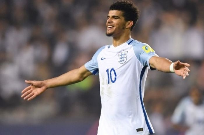 Striker timnas U-20 Inggris, Dominic Solanke, merayakan golnya ke gawang Italia dalam partai semifinal di Jeonju, Korea Selatan, 8 Juni 2017.