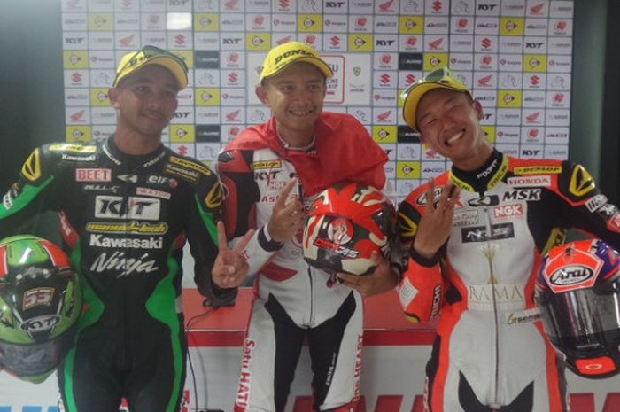 Pebalap Astra Honda Racing Team (AHRT), Dimas Ekky Pratama (tengah), memenangi balapan pertama Supersport 600 (SS600) pada seri keempat Asia Road Racing Championship (ARRC) 2017 di Sirkuit Sentul, Kabupaten Bogor, Jawa Barat, Sabtu (12/8/2017).
