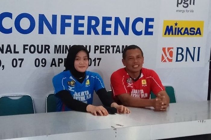 Pemain Jakarta Elektrik PLN, Wilda Siti Nurfadilah (kiri), dan assisten pelatih tim, Abdul Munif, menjalani sesi konferensi pers di GOR Sritex Arena, Solo, Sabtu (8/4/2017).