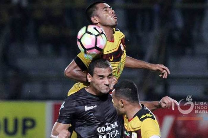 Penyerang Persija, Bruno Lopes (tengah) duel dengan dua pemain Barito Putera, Syahroni (atas) dan Rizky Pora pada laga pekan ke-18 Liga 1 musim 2017 di Stadion 17 Mei, Banjarmasin, 6 Agustus 2017. 